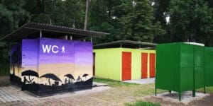 Na Letnom kúpalisku Trebišov sa nachádza skupina farebných verejných toaliet v parku.