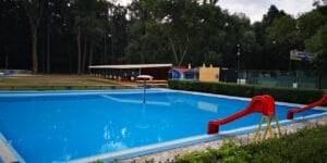 Letné kúpalisko Trebišov ponúka vonkajší bazén a detské ihrisko.