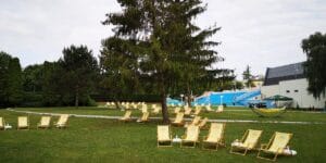 Skupina žltých trávnikových stoličiek na trebišovskom kúpalisku.