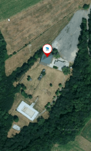 Satelitná snímka domu s červeným kruhom v strede s Termálne kúpalisko Morgen Vinica.