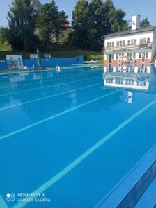Letné kúpalisko Vrútky ponúka osviežujúci modrý bazén so žiarivo modrou vložkou.