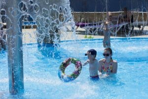 Letné kúpalisko Kúpele Číž je fantastickým cieľom pre deti, ktoré si užijú hru v aquaparku.