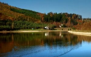 Viacúčelová vodná nádrž Levoča je malebné jazero zasadené uprostred úchvatnej krásy stromov a hôr.