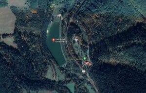 Viacúčelová vodná nádrž Levoča je satelitná snímka jazera v lese.