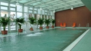 Aquapark Turčianske Teplice ponúka plavecký bazén vo veľkej krytej budove.