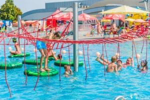 Deti si užívajú bazén Aquaparku Trnava v zábavnom parku.