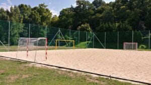 Letné kúpalisko Hlohovec ponúka futbalové ihrisko s pieskom a bránkou.