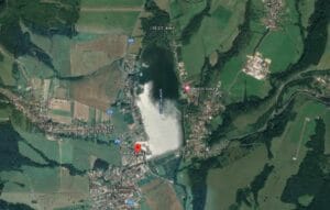 Satelitná snímka jazera Priehrada ATC Nitrianské Rudno, na ktorú ukazuje červená šípka.