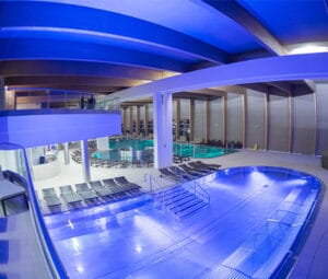 Aquapark Trnava ponúka mohutný krytý bazén s očarujúcim modrým osvetlením.