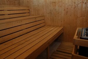 Sauna s drevenými lavicami a pieckou na Letnom kúpalisku Rosnička v Bratislave.
