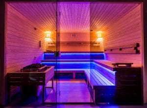 V Thermalparku Dunajská Streda zažite dokonalý relax v našej saune zdobenej fialovými svetlami a pohodlnými lavicami.