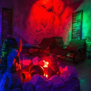 Miestnosť v jaskyni osvetlená farebnými svetlami v Aquaparku Svidník.