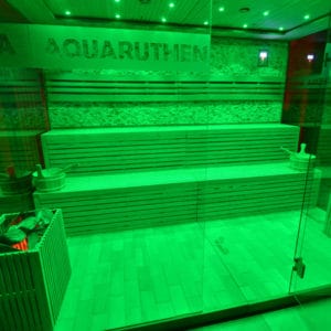 Sauna v Aquaparku Svidník so zelenými svetlami a lavičkou.