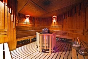 Aquatermal je domovom útulnej sauny s aromatickými drevenými lavicami a očarujúcimi svetlami.