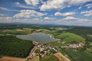 Letecký pohľad na Prírodné kúpalisko Drieňok pri jazere Teplý vrch.