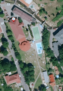 Satelitná snímka Termálne kúpalisko Sklené Teplice, dom s bazénom.