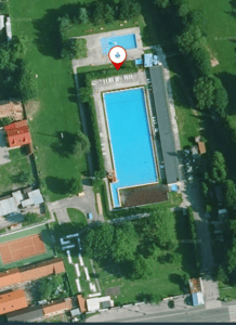 Letecký pohľad na Termálne kúpalisko Vieska Turčianske Teplice s bazénom a tenisovými kurtmi.