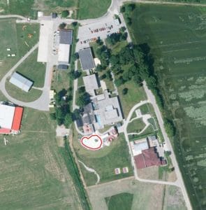 Letecký pohľad na farmu s červeným srdcom v strede nachádzajúcu sa v Termáloch Malé Bielice.