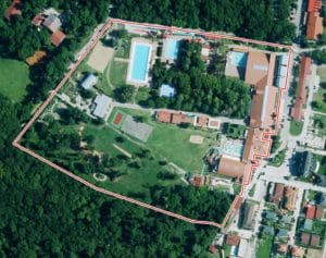 Letecký pohľad na Termálne kúpalisko Corvinus Veľký Meder, park s bazénom.