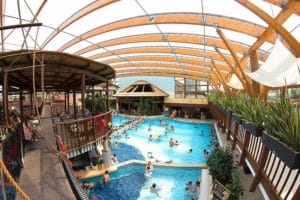 Aquapark Tatralandia sa nachádza v Liptovskom Mikuláši a ponúka veľký krytý bazén plný návštevníkov.
