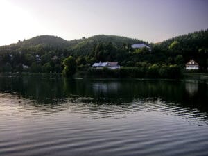 Prírodné kúpalisko Vindšachtské jazero je vodná plocha nachádzajúca sa v Štiavnických Baniach.