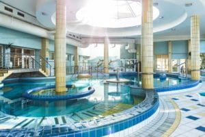 Thermalpark Dunajská Streda sa môže pochváliť veľkým krytým bazénom, ktorý sa leskne pod teplým slnkom.