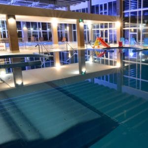 Aquaruthenia, plavecký bazén v budove v noci.