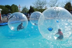 Skupina ľudí hrajúcich sa v bublinkových loptách v Aquaparku Trnava.
