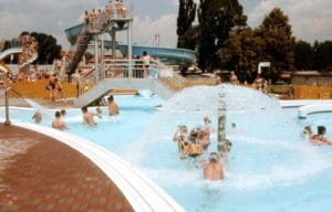  Letné kúpalisko Dúha v Partizánskom je veľký aquapark, kde sa ľudia dychtivo hrajú v lákavej vode.