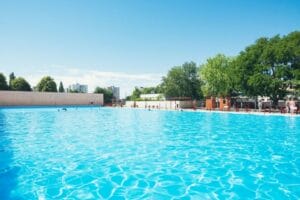 Letné kúpalisko Castiglione Trnava je veľké kúpalisko uprostred slnečného dňa.