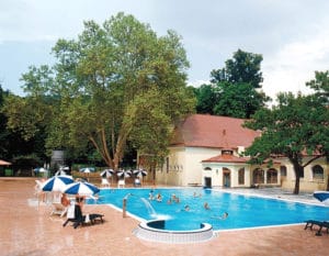 Termálne kúpalisko Vodný svet Bojnice s bazénom s ľuďmi.