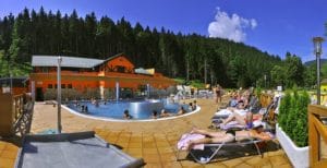 Návštevníci si užívajú Termálne kúpalisko Aqua Vital Park Lúčky, relaxačné kúpalisko.