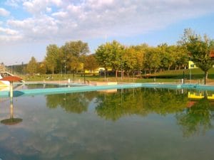Park s bazénom na Kurinci pri Rimavskej Sobote s prírodným kúpaliskom Zelená voda.