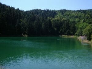 Klingerštolniansky tajch je malebné jazero zasadené do lesa neďaleko Banskej Štiavnice.