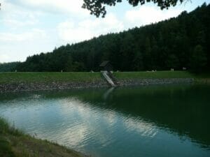 Klingerštolniansky tajch je malé jazierko v lesnatej oblasti Banskej Štiavnice.