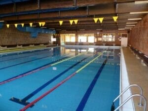 Krytá plaváreň v Liptovskom Mikuláši ponúka krytý bazén so žltými vlajkami.