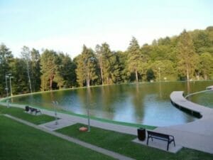 Prírodné biokúpalisko Sninské rybníky je krásny rybník nachádzajúci sa v sninskom parku, obklopený lavičkami a stromami.