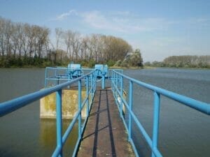 Most cez Vodnú nádrž Vráble s modrým zábradlím.