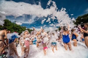 Partia ľudí hrajúcich sa v penovej jame na Letnom kúpalisku Tepličky.