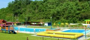 Letné kúpalisko Tepličky Krupina ponúka kúpalisko so šmykľavkou a detské ihrisko.