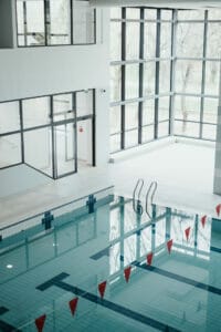 Krytá plaváreň Michalovce – pohľad na plavecký bazén z balkóna