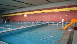 Krytá plaváreň Mestský kúpeľ Nitra ponúka pre relax aj zábavu krytý bazén so šmýkačkou.