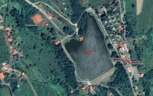 Satelitná snímka Prírodné kúpalisko Tajch Nová Baňa, jazero na vidieku.