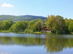 Prírodné kúpalisko Tajch Nová Baňa, tiché jazero v tichom lesnom prostredí s blízkym domom.