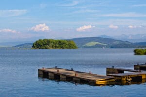 Oravská priehrada je nádherné jazero nachádzajúce sa v Námestove. Návštevníci si môžu oddýchnuť a vychutnať si pokojnú atmosféru a zároveň sa kochať úchvatným výhľadom. Jazero ponúka a