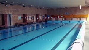 Veľký krytý bazén v budove, ktorá sa nachádza na Gymnáziu Zoltána Kodálya v Galante.