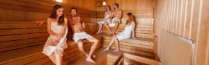 Skupinka ľudí sediacich v saune na Krytej plavárni Topoľčany.