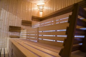 Sauna s drevenými lamelami sa nachádza vo vnútri Krytá plaváreň Trebišov.