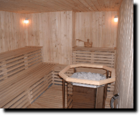 Drevená sauna so stolom a stoličkami na Krytá plaváreň Závadka nad Hronom.