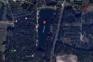 Satelitná snímka Prírodného kúpaliska Pieskovňa v zalesnenej oblasti.